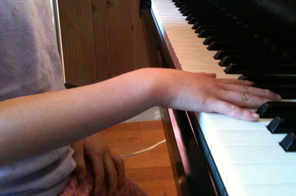 Piano Student without ladybug to help hand position - Teaching Hand Position Online with Ladybugs and Giraffes
