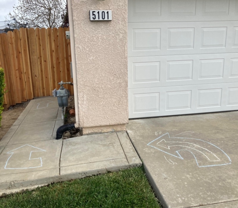 Art & Music Recital sidewalk chalk to direct people to backyard where art is | ComposeCreate.com